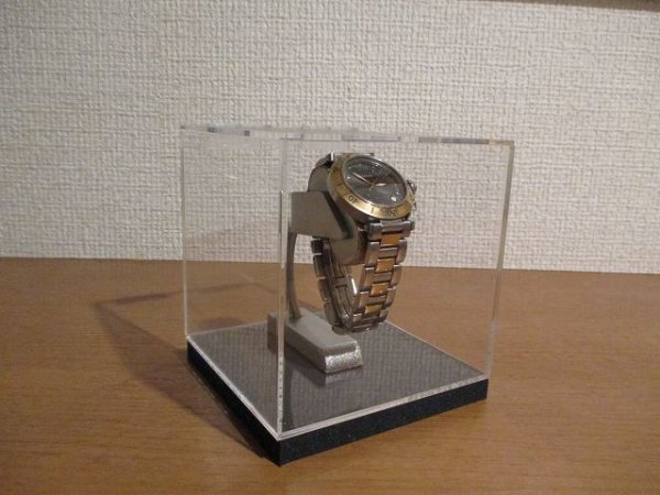画像1: 腕時計スタンド　腕時計が宙に浮いた様に飾れる腕時計イリュージョンスタンドアクリルケース入り (1)