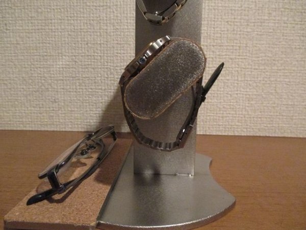 画像3: 腕時計スタンド　楕円パイプ角度違い腕時計4本掛けフラットバーメガネトレイ付きスタンド (3)