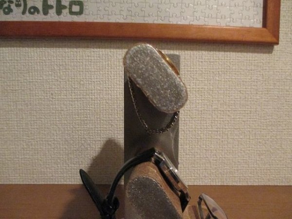 画像4: 腕時計スタンド　楕円パイプ角度違い腕時計4本掛けフラットバーメガネトレイ付きスタンド (4)